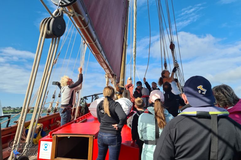 Hissage de la flèche Les 7 îles sur le Sant C’hirec